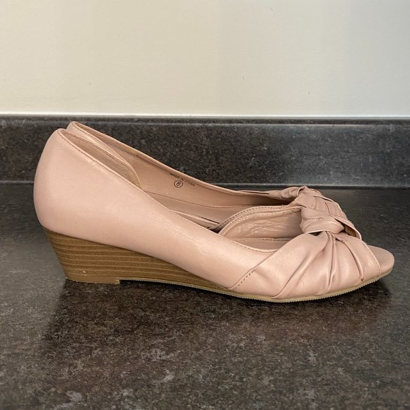 Call It Spring Bow Wedges - Size 8 - Picture 2 of 12